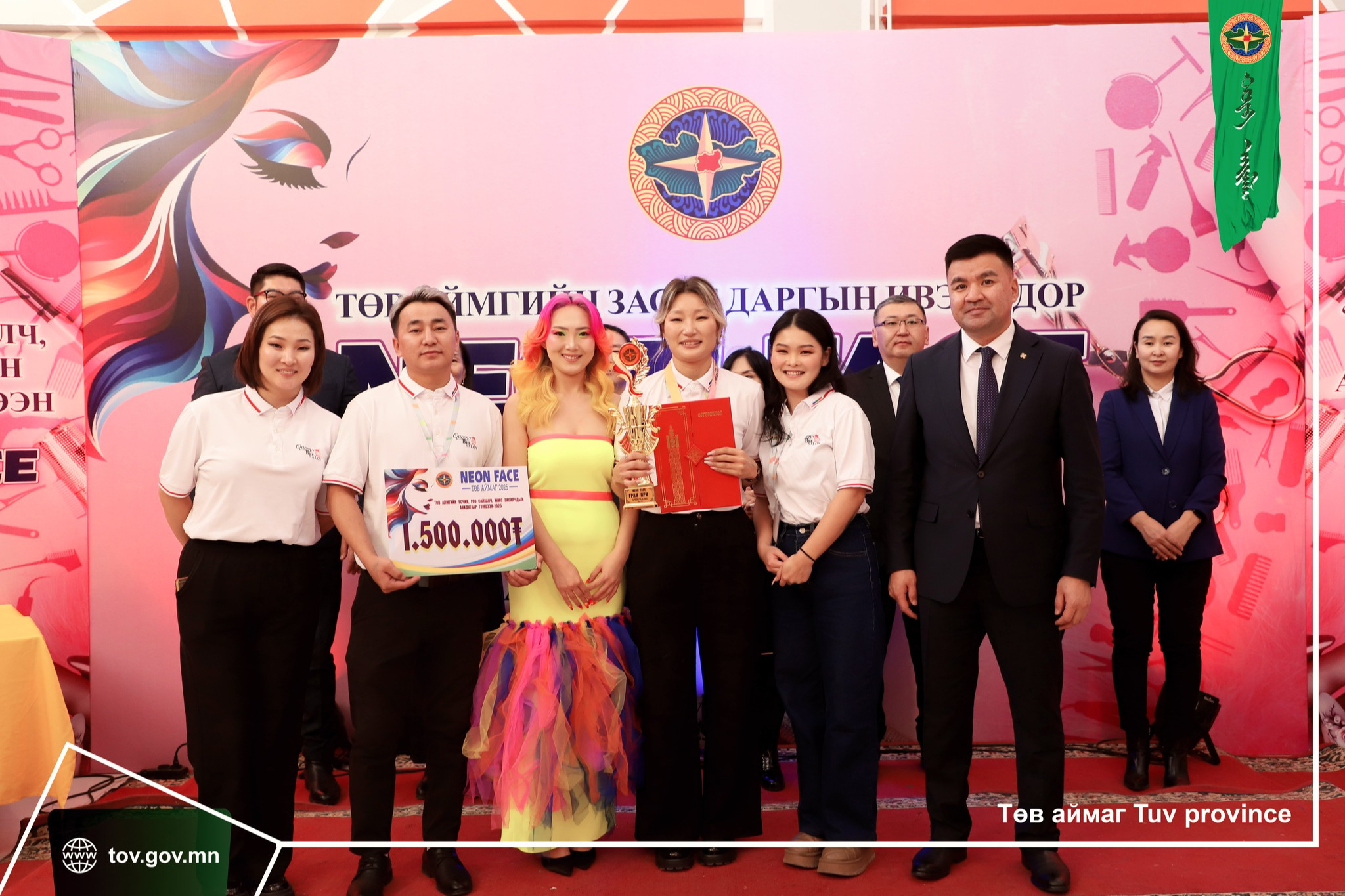 “Neon face” үсчин, гоо сайханч, хумс засалчдын аймгийн аварга шалгаруулах анхдугаар тэмцээн боллоо